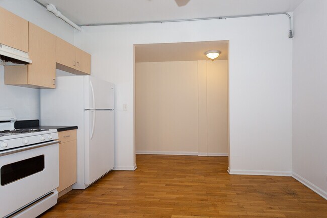 Foto del edificio - 2418 N Sawyer Ave
