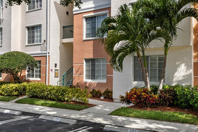 Building Photo - 10103 Myrtlewood Cir W