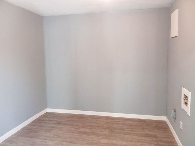 Foto del edificio - Handyman Special $0 First Month's Rent / “...