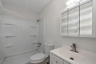 Building Photo - 910 Judiway St