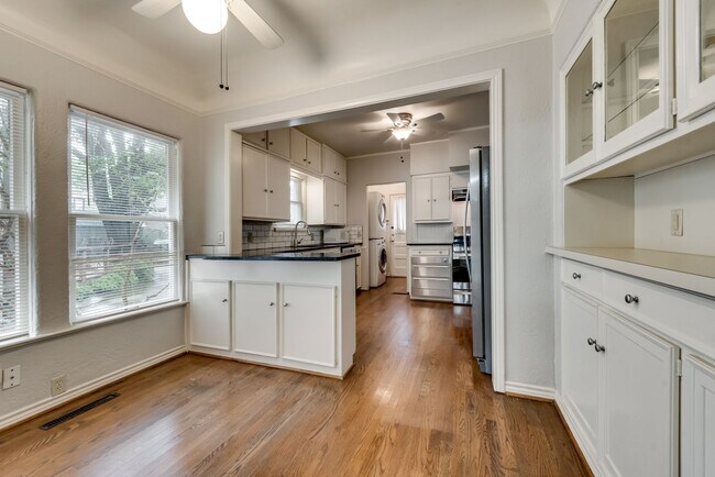 Foto del edificio - 4208-10 Normandy AVE