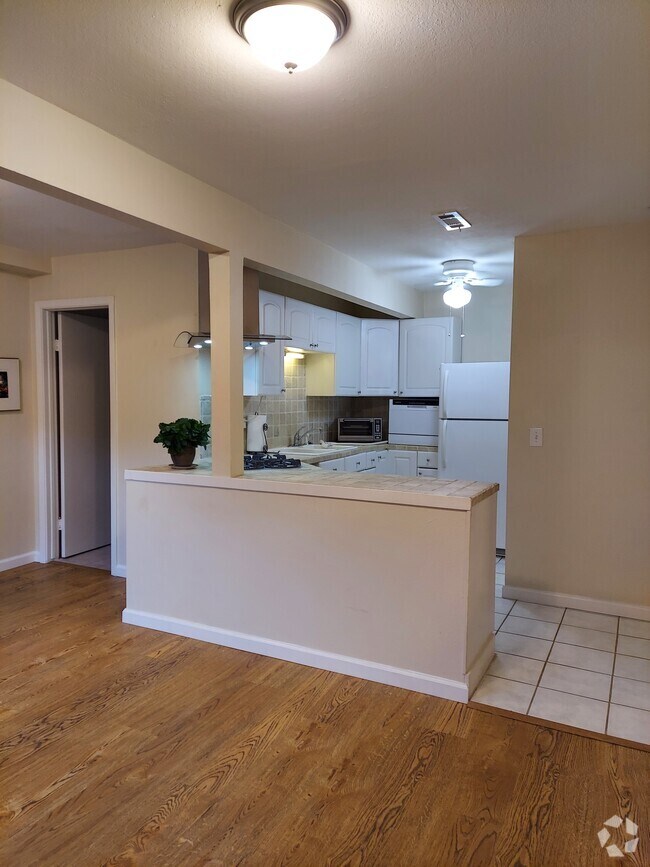 Santa Apartments for Rent with Washer & Dryer San Rafael, CA