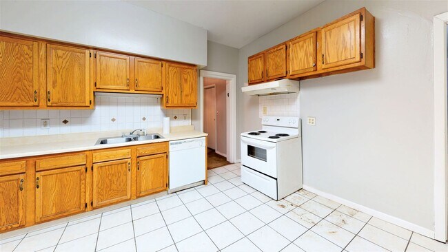 Building Photo - 227 E Northwood Ave