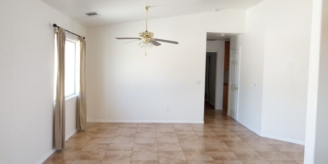 Building Photo - Welcome to your 3 bed 2 bath home in Joshua Tree!