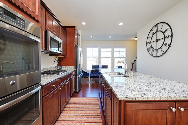 Foto del edificio - 3705 Roosevelt Pl NE