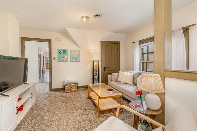 Foto del edificio - 2837 N Downer Ave