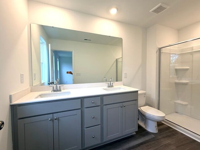 Building Photo - ~~ Luxurious End Unit 3-bedroom Townhome ~~