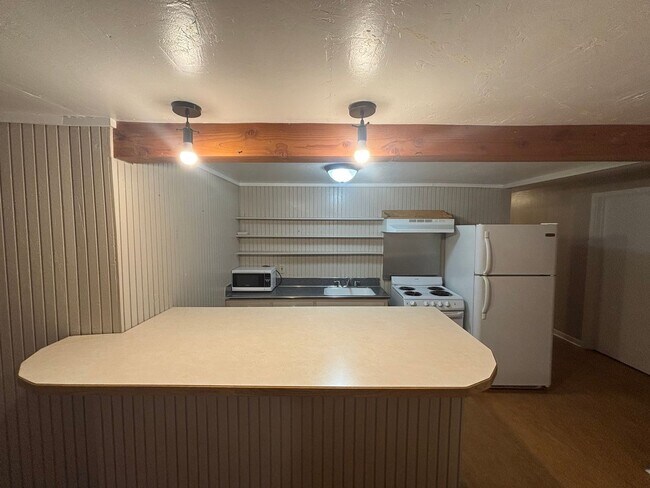 Foto del edificio - Spacious 2BR Basement Apartment – Utilitie...