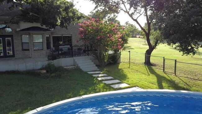 Building Photo - 304 Fawn Ln