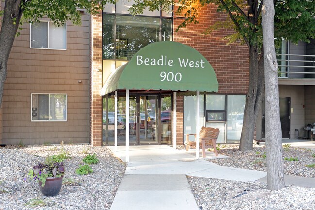 Entrada del edificio - Beadle West Apartments