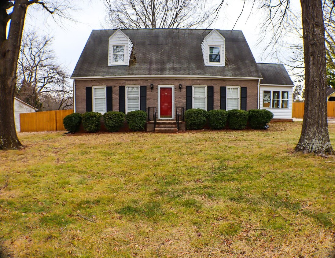 Primary Photo - Lovely 5 bedroom, 2 bathroom brick home in...