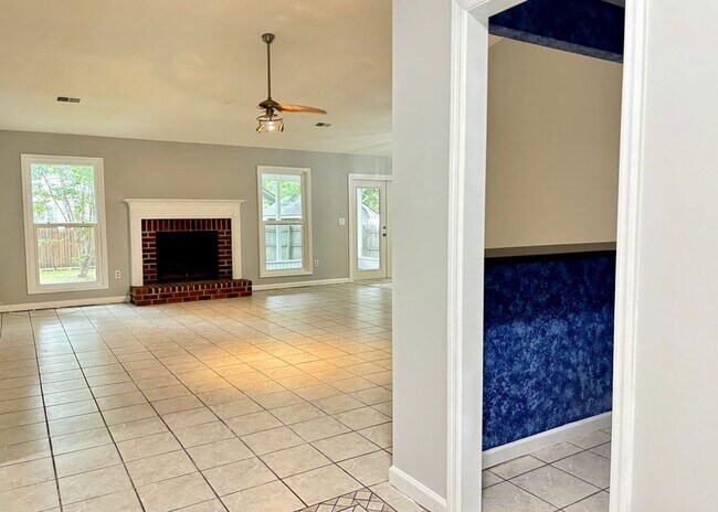 Foto del edificio - Available August 18th. REMODELED 3 BR/2 BA...