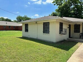 Building Photo - 2610 Rochester St