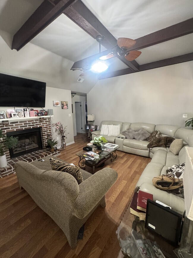 Foto del edificio - 70319 L St