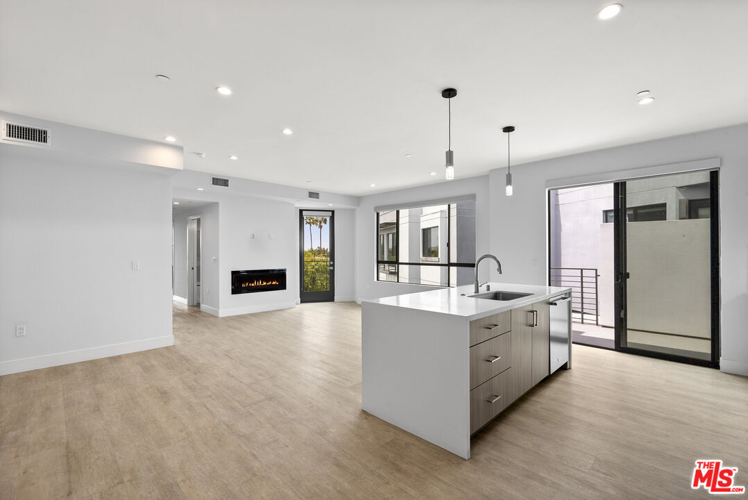 Foto principal - 5955 Saturn St