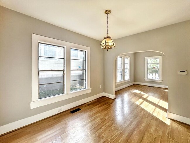Building Photo - 1711 Center Way S