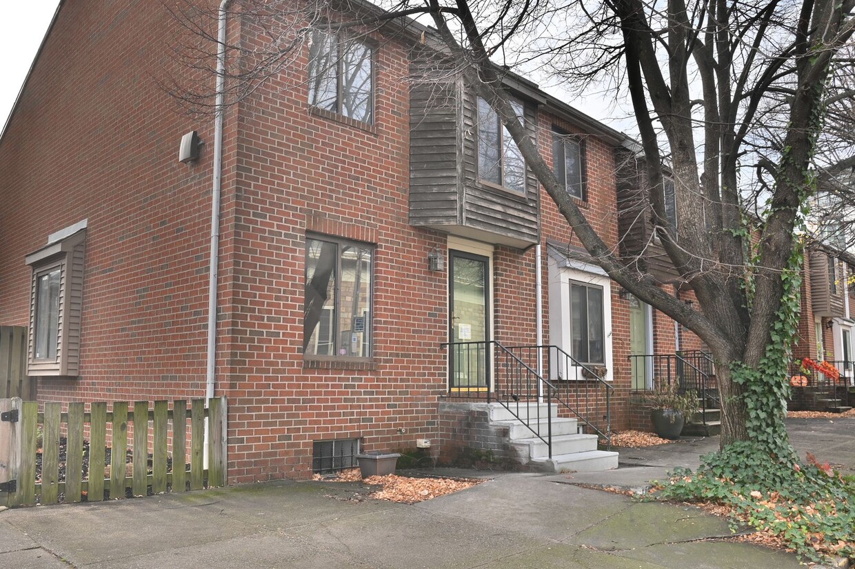 Primary Photo - Charming Townhouse on Verbeke St