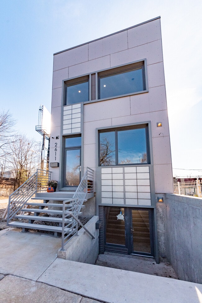Building Photo - 2611 W Gladys Ave
