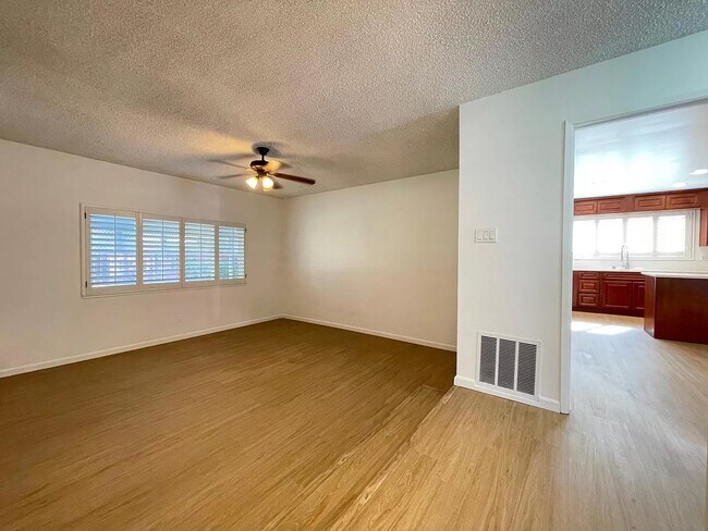 Building Photo - 2635 Notre Dame Dr
