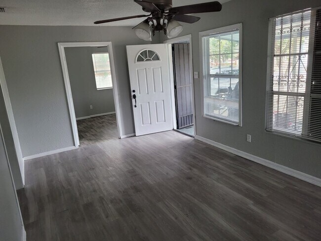 Foto del edificio - SPACIOUS! LOCATION!