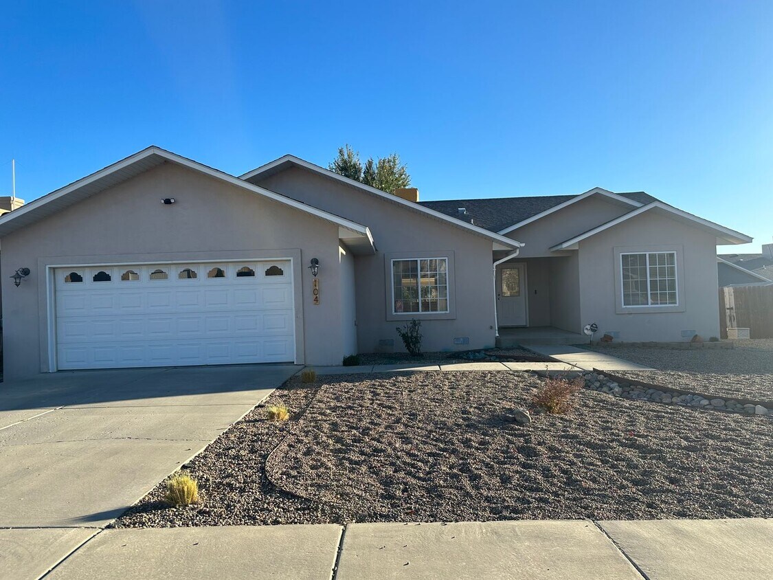 Foto principal - 3 Bedroom 2 Bathroom Home for rent in Bloo...