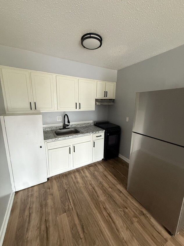 Building Photo - Capri Apartments