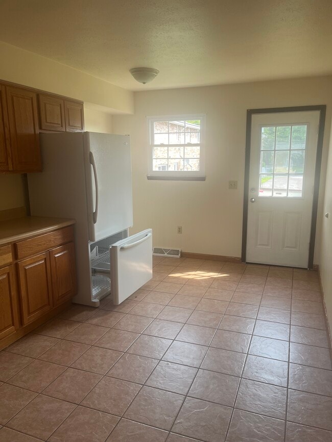 Kitchen - 2718 W Grandview Blvd