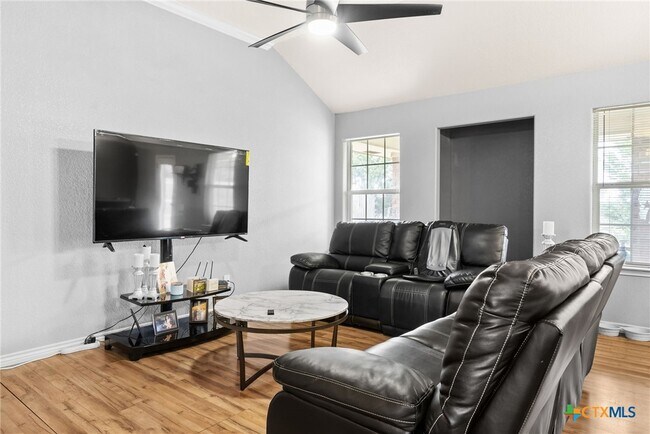 Foto del edificio - 3711 Dewitt County Ct