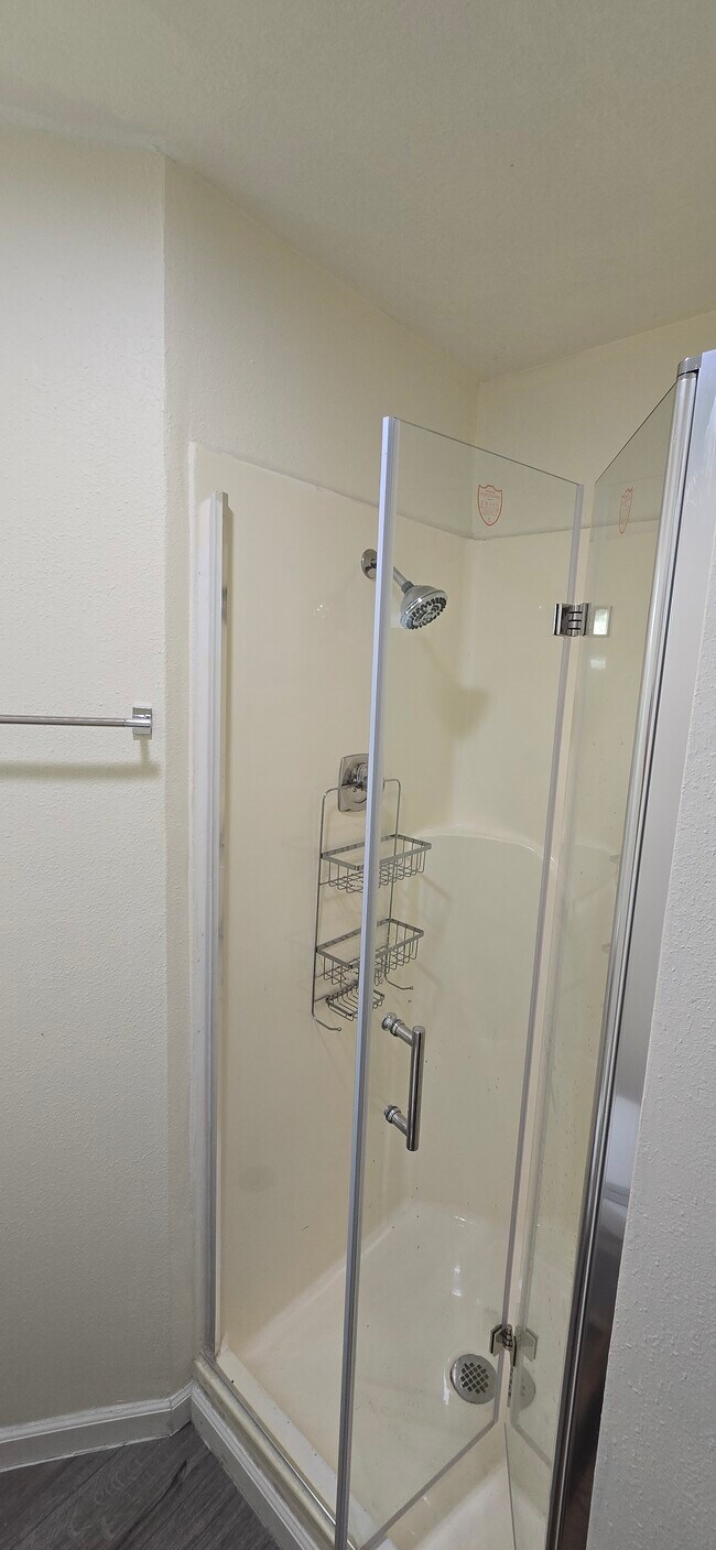 Ducha - 713 5th St