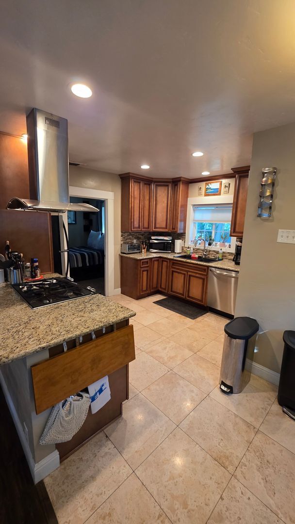 Foto del edificio - SHORT OR LONG TERM FURNISHED East Sac home...