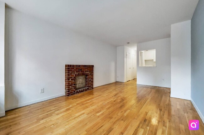 Building Photo - 402 E 83rd St