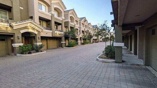 Foto del edificio - 4455 E Paradise Village Pky S