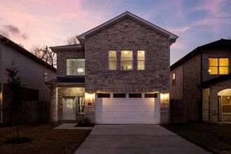 Building Photo - 2209 Silverbonnet St