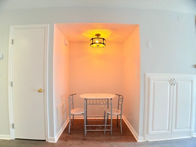 Foto del edificio - Move in Ready 2 bedroom condo Prime location