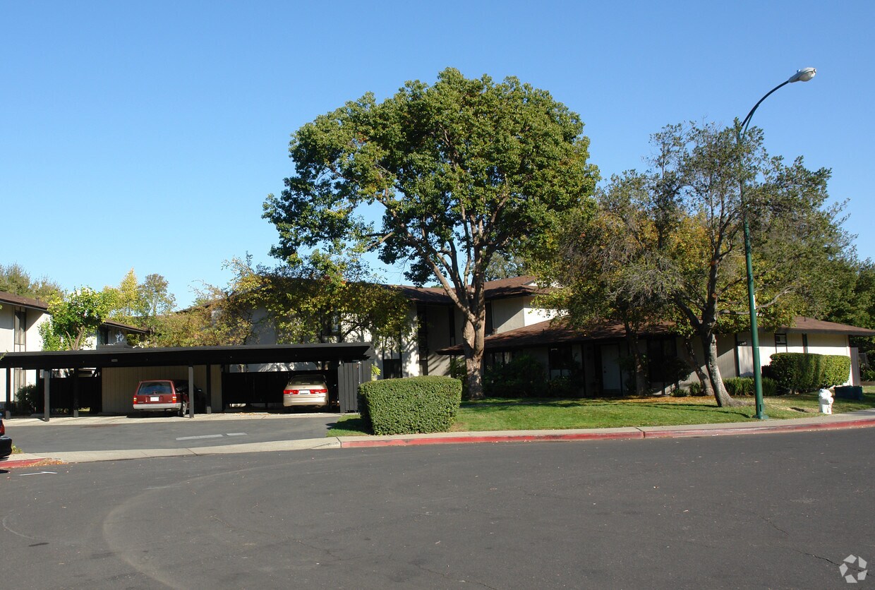 Primary Photo - 1960 Desert Cir