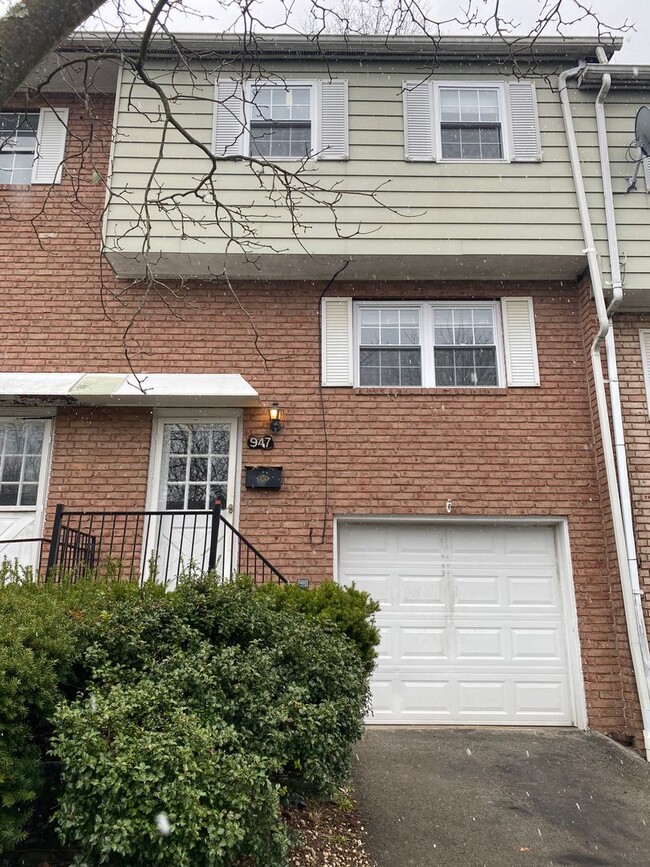 Building Photo - 947 Academy Heights Dr