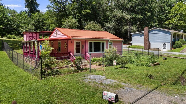 Foto del edificio - 513 Hiawassee Ave