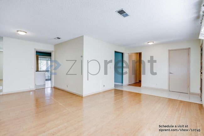 Building Photo - 125 Green Tree Dr