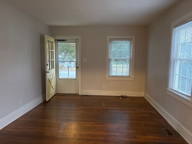 Building Photo - 2-bedroom located in Southern Greensboro