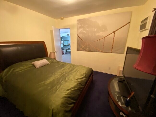 Building Photo - 859 N Stanley Ave