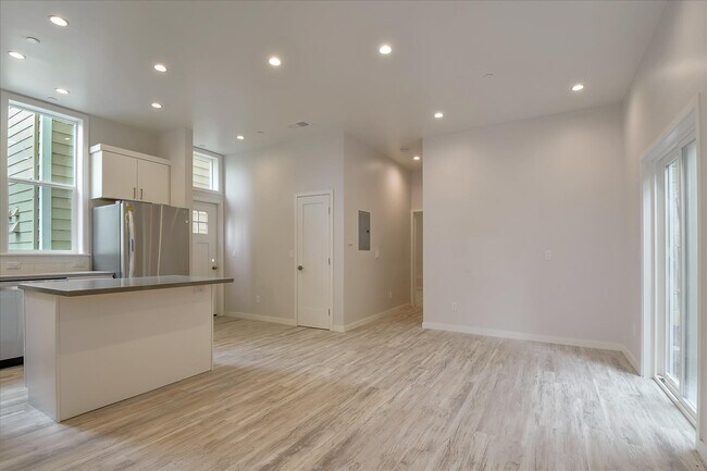 Building Photo - 41 Rosemont Plz