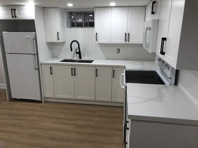 Building Photo - 88 Binswood Av
