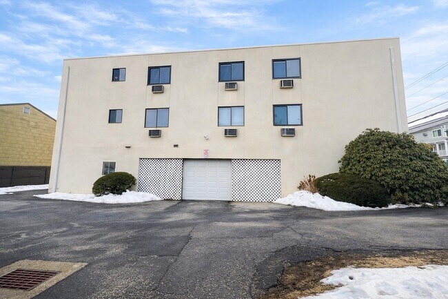 Building Photo - 737 Cove Rd