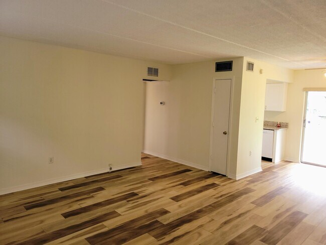 Building Photo - 6925 Avenue Des Palais