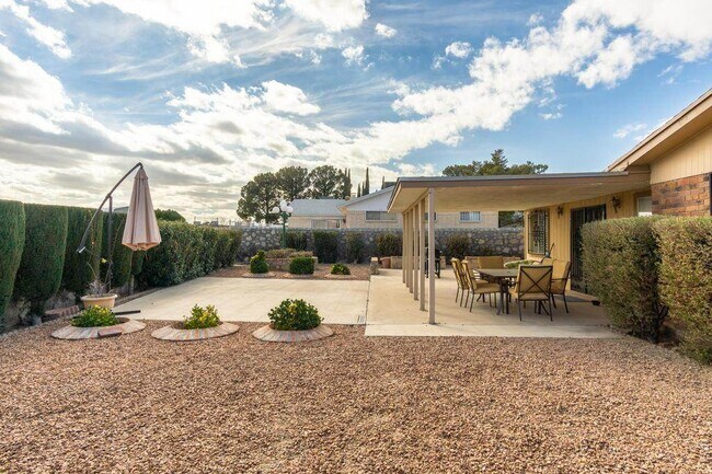 Building Photo - 10850 Valle Grande Ct