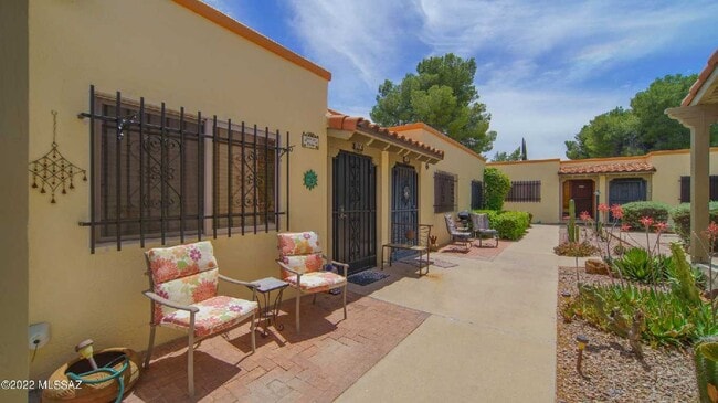 Building Photo - 103 W Calle Del Ano
