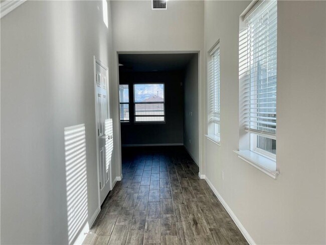 Foto del edificio - 10125 Forest Grove Dr