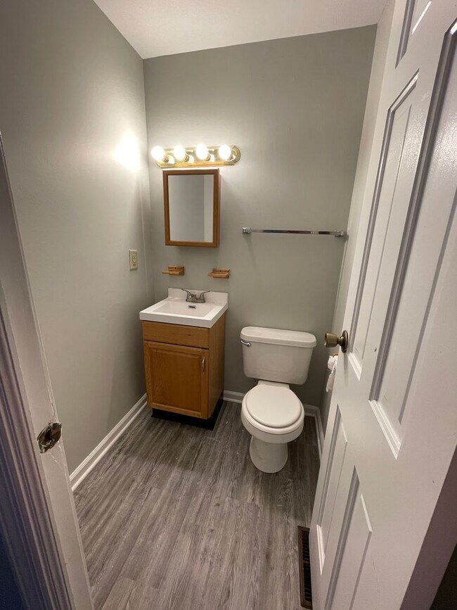 Foto del edificio - 4-Bedroom Home on the South Side - Available In May