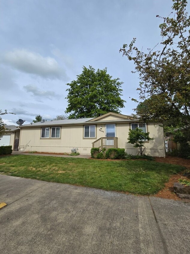 Primary Photo - Pet Friendly 3bed : 2bath home w/ Garage