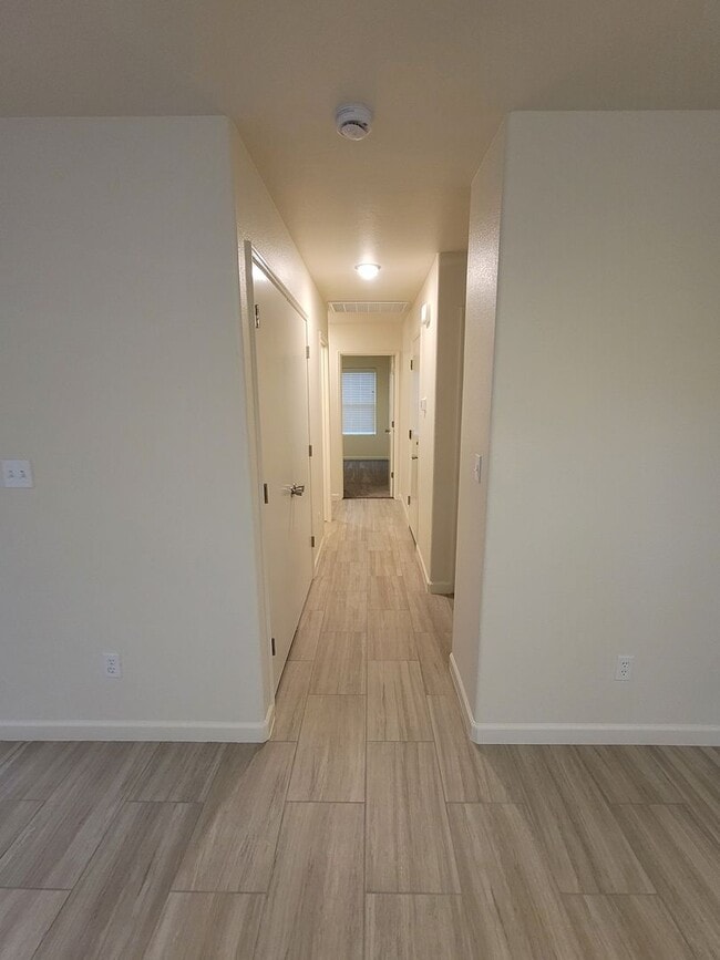 Foto del edificio - 3 bedroom 2 bath SW Visalia Home